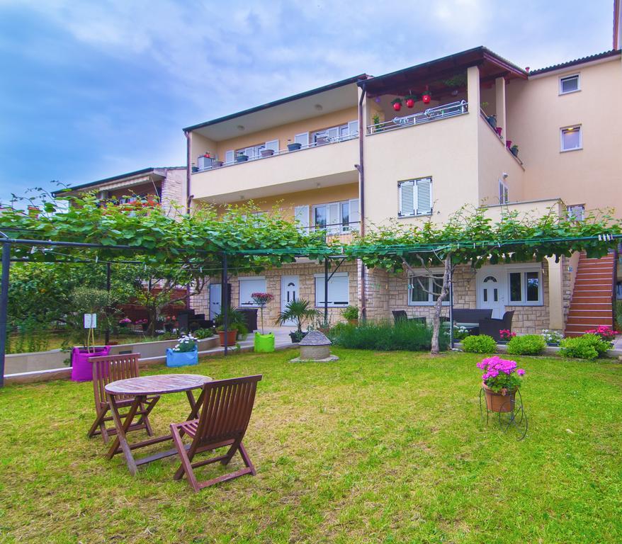 Apartments Nicole Pula Exterior photo